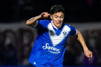 Tobías Andrada jugando para Vélez mientras River negocia su incorporación.