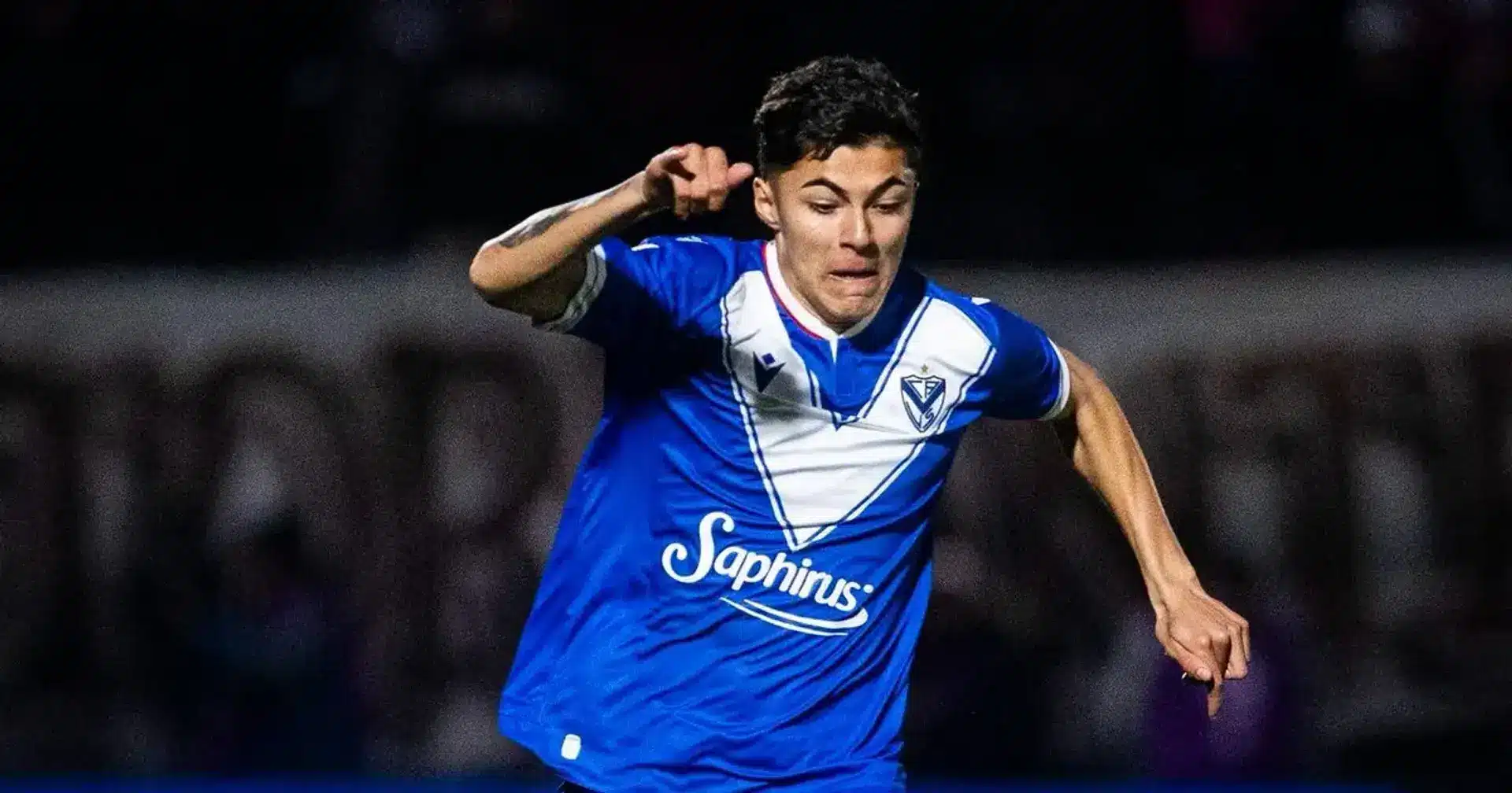 Tobías Andrada jugando para Vélez mientras River negocia su incorporación.