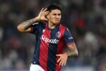 Santiago Castro disputa un partido con Bologna mientras Roma busca a Santiago Castro