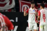Gabriel 脕valos celebra el gol con el que Independiente venci贸 a Estudiantes en La Plata