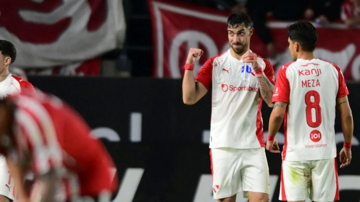 Gabriel Ávalos celebra el gol con el que Independiente venció a Estudiantes en La Plata