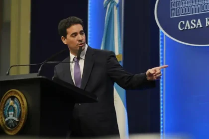 Adrián Ravier durante una conferencia de prensa en Casa Rosada sobre la agenda del Gobierno.
