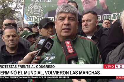 Pablo Moyano encabeza la marcha junto a manifestantes en el Congreso