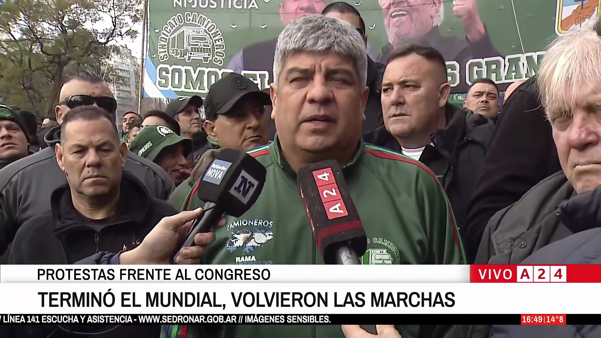 Pablo Moyano encabeza la marcha junto a manifestantes en el Congreso