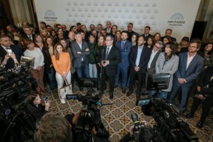 Martín Menem contra la oposición durante una declaración sobre la foto del Congreso
