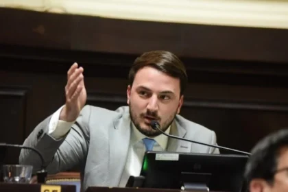 Agustín Romo deja el bloque de La Libertad Avanza en la Legislatura bonaerense