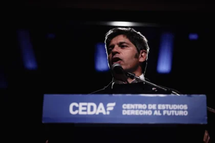 Axel Kicillof mira a 2027 durante la presentación de sus propuestas políticas