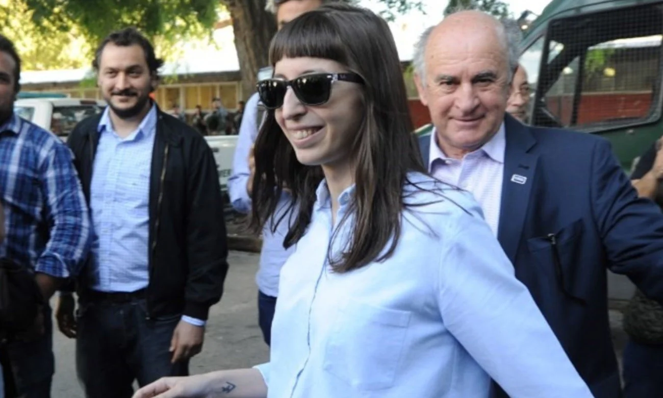 Dólares de Florencia Kirchner disponibles para el decomiso de Vialidad
