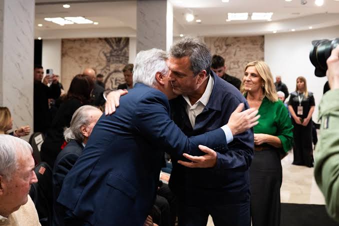 Sergio Massa reapareció con Urtubey durante un acto del peronismo