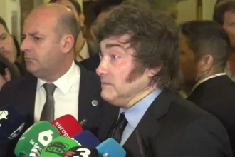 Milei atacó a periodista española durante una entrevista en Madrid y cuestionó al presidente Pedro Sánchez
