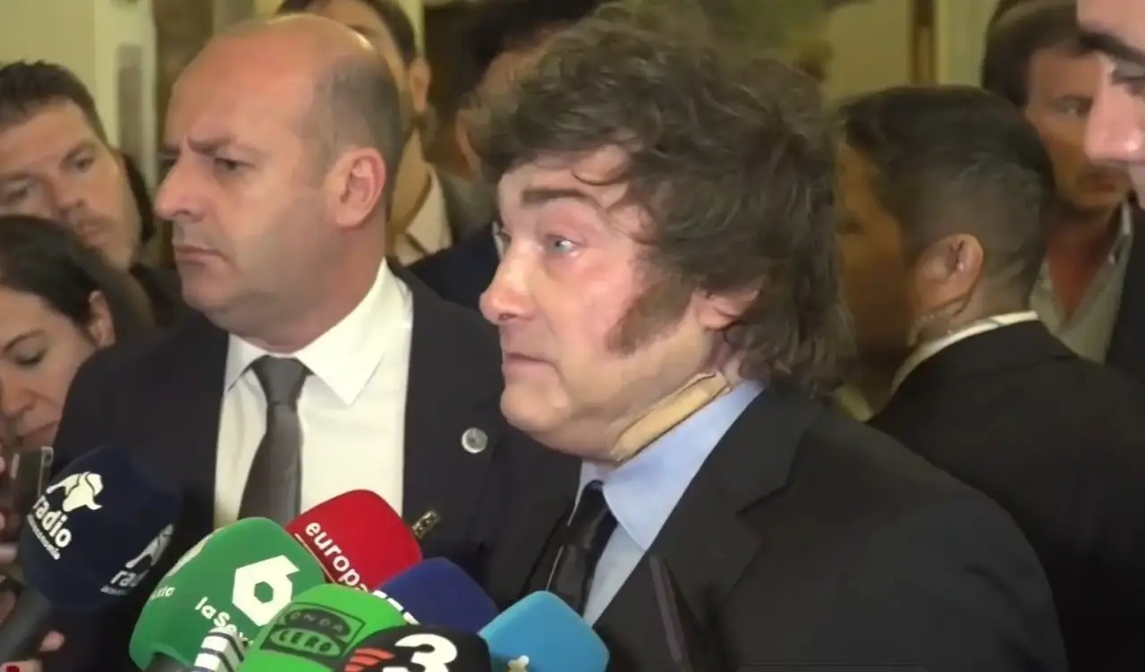 Milei atacó a periodista española durante una entrevista en Madrid y cuestionó al presidente Pedro Sánchez