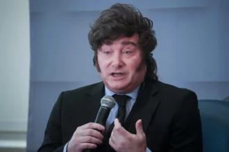 Javier Milei frente a los resultados de las encuestas sobre la desaprobación del Gobierno y la intención de voto para 2027