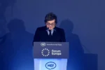 Milei sobre la economía argentina: Javier Milei junto al ministro Luis Caputo durante las declaraciones sobre el riesgo país y la actividad económica.
