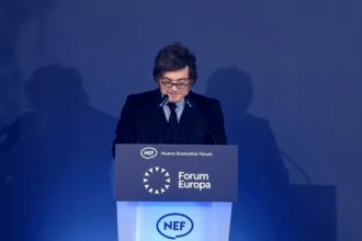Milei sobre la economía argentina: Javier Milei junto al ministro Luis Caputo durante las declaraciones sobre el riesgo país y la actividad económica.