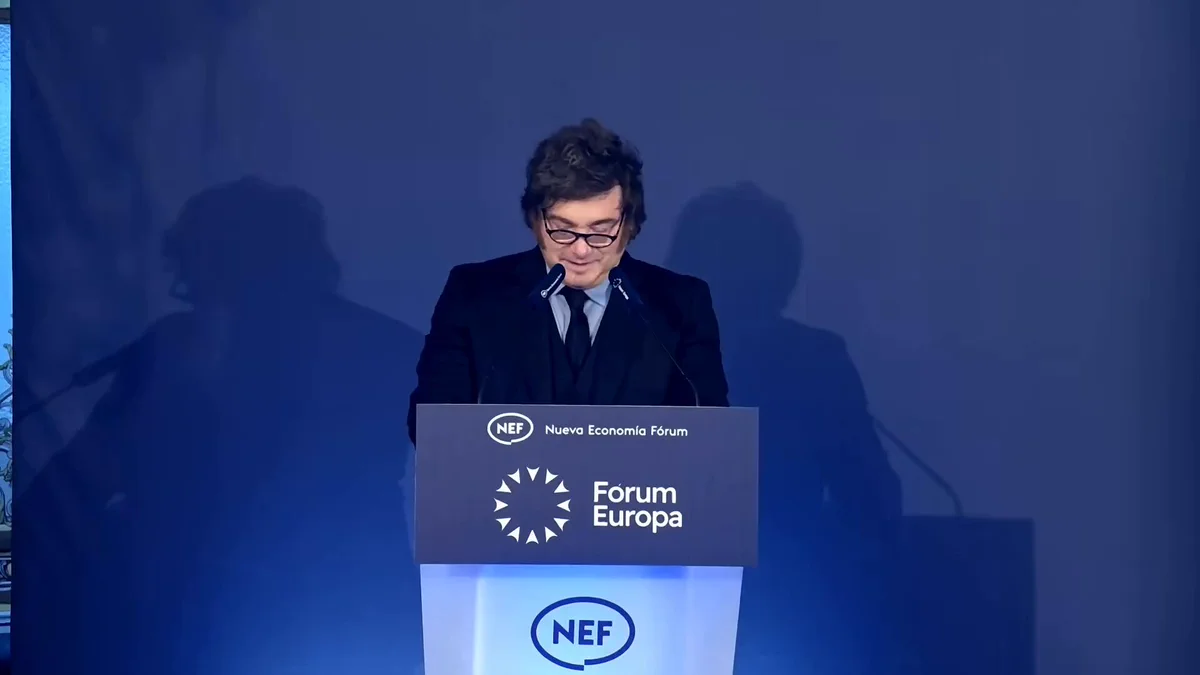 Milei sobre la economía argentina: Javier Milei junto al ministro Luis Caputo durante las declaraciones sobre el riesgo país y la actividad económica.