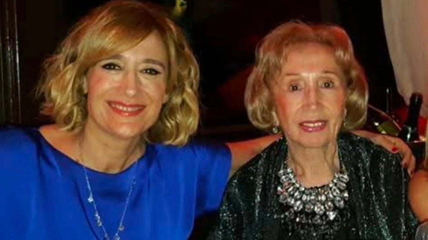 Marcela Coronel junto a su madre Berta, de 100 años, tras la denuncia contra su cuidadora