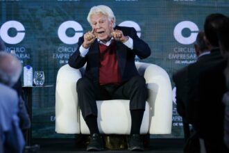 Felipe González criticó a Milei por sus insultos durante su visita a España y lanzó una ironía sobre Pedro Sánchez.