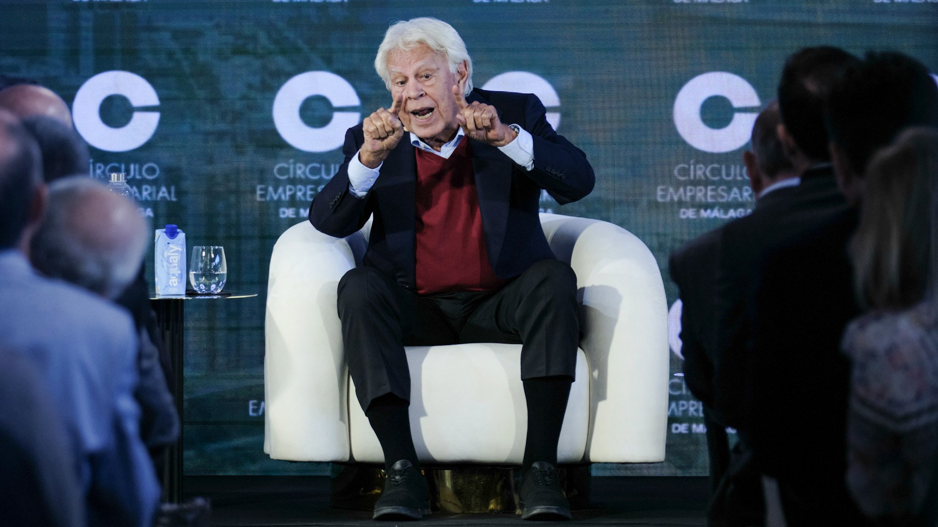 Felipe González criticó a Milei por sus insultos durante su visita a España y lanzó una ironía sobre Pedro Sánchez.
